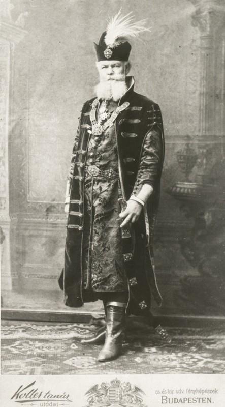 Álló díszmagyaros süveges egészalakos kép 1896